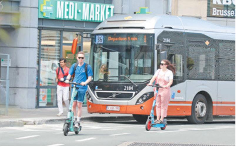 Local people use electric scooters on the streets of Brussels. Photographed by our reporter Zhang Pe